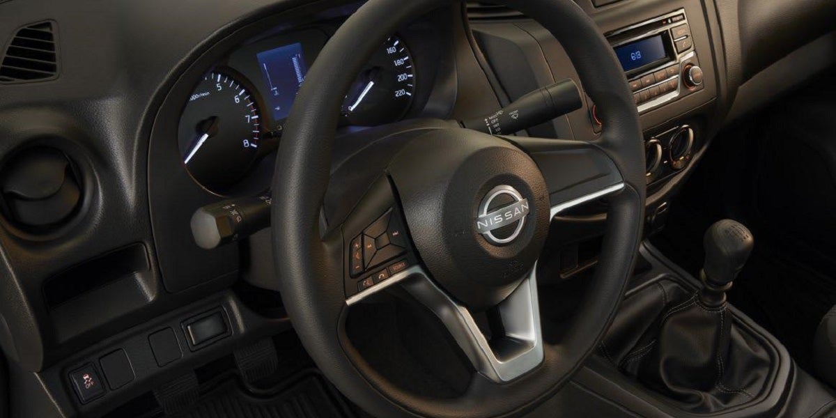 Nissan NP300 Interior4